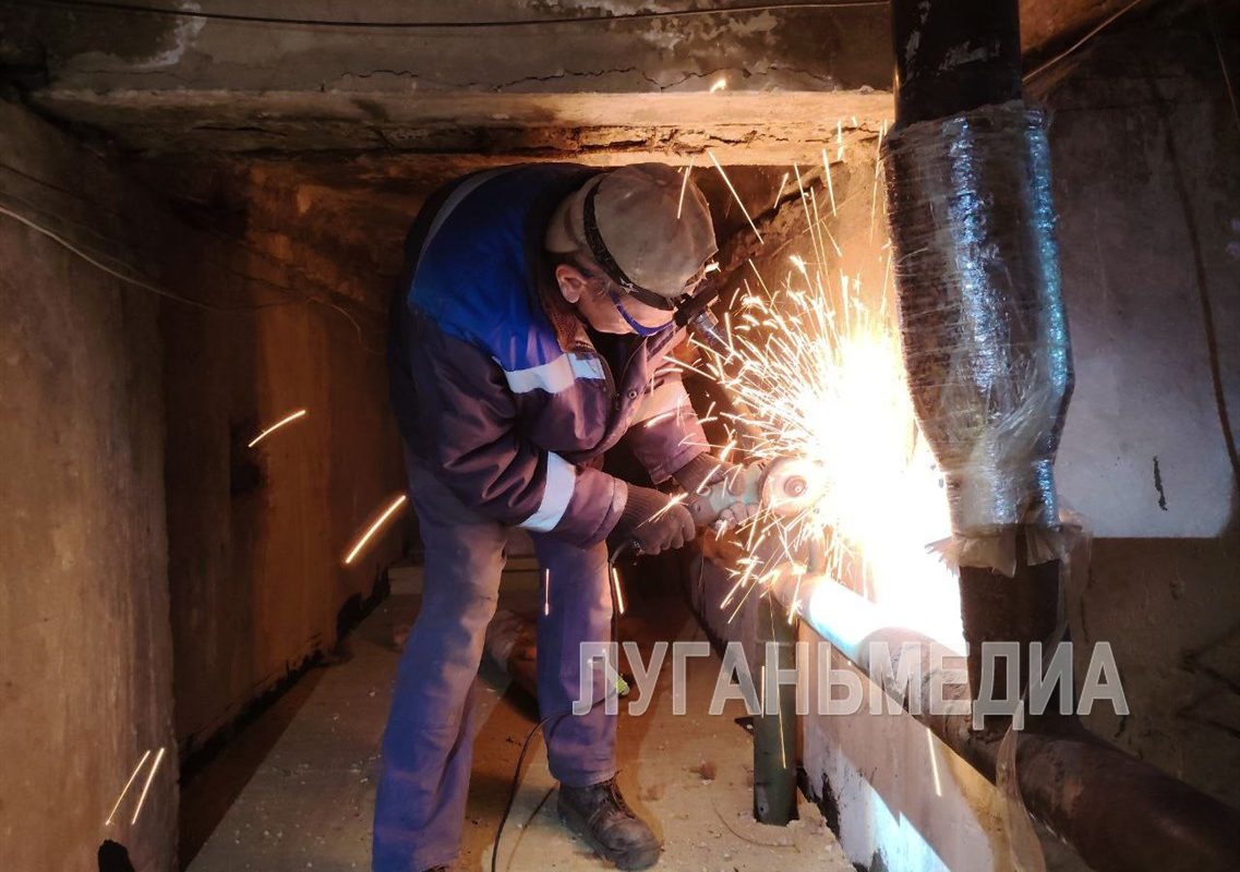 Единая управляющая компания меняет ливневую канализацию в стахановских многоэтажках