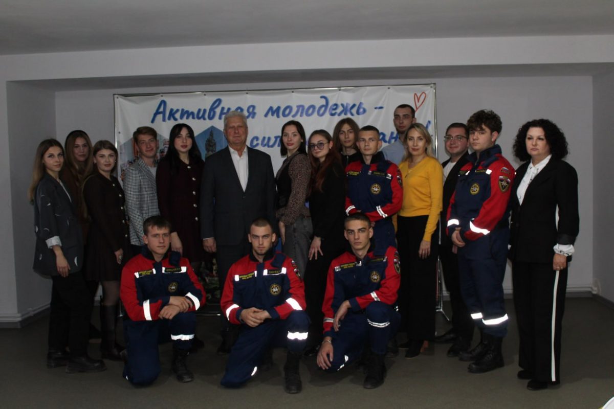 Глава Краснодонского округа встретился с активной молодежью