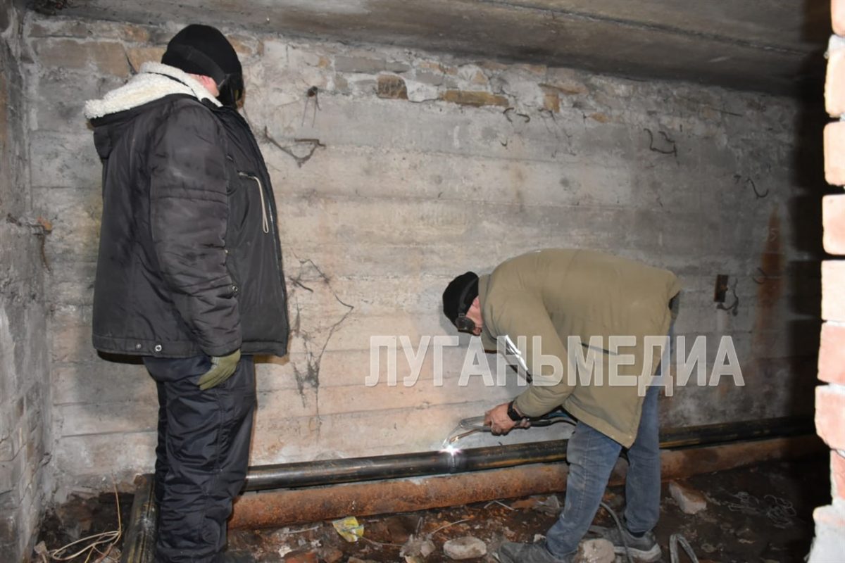Специалисты Лутугинского филиала НКО «ЕРФУ МКД ЛНР» провели ремонт водопроводной системы в подвале многоквартирного дома&hellip;