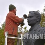 В центре пгт Марковки обновили бюст Андрея Еременко