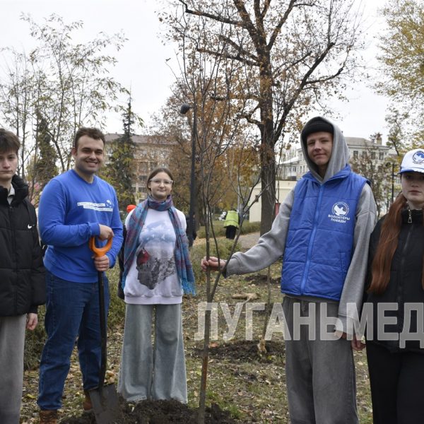 В столице ЛНР высадили новый Сад памяти