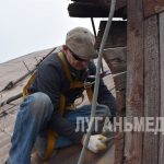 В Алчевске продолжается аварийный ремонт кровель многоквартирных домов