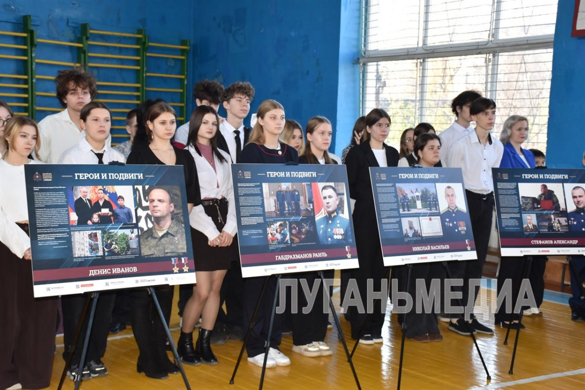 В Кировске открыта фотовыставка «Герои и подвиги: Наши земляки – Герои России»