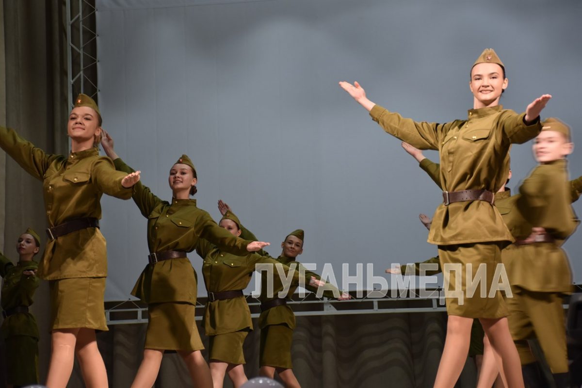 Танцорам из Краснодона подарили танцевальные костюмы
