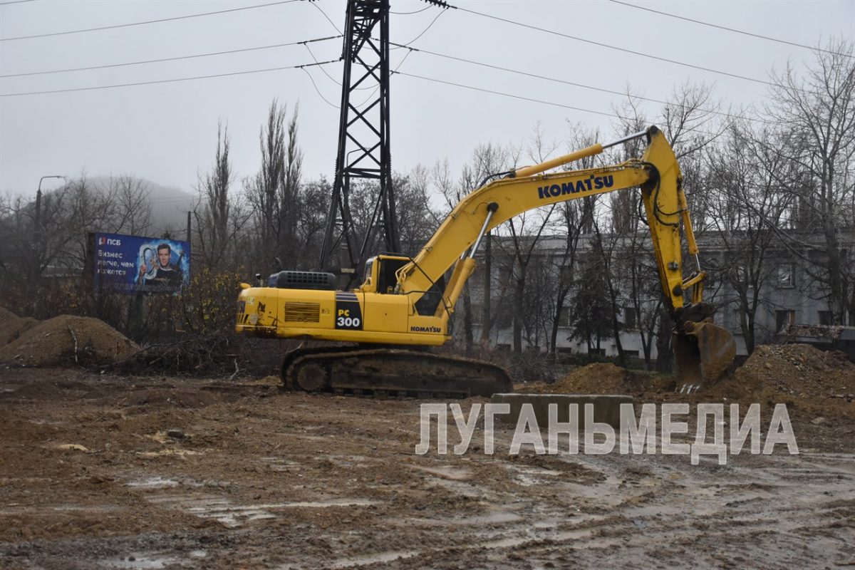 В Алчевске продолжаются работы по прокладке нового участка магистрального водовода взамен изношенной трубы