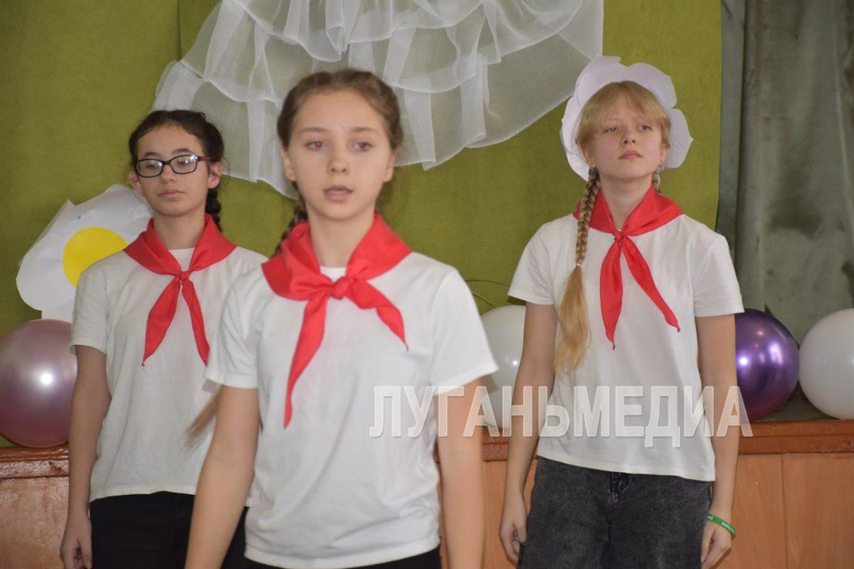 В школе № 6 города Краснодона отметили День матери