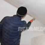 В Перевальске продолжается ремонт подъездов