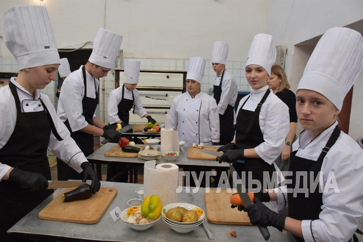 Студенты Первомайского колледжа приняли участие в конкурсе поварского искусства