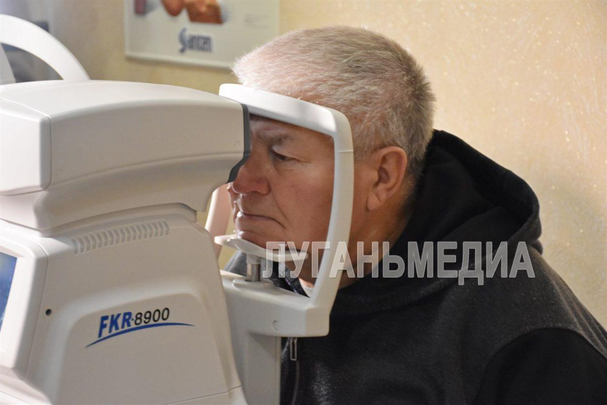 Житель Алчевска получает медицинскую помощь после обращения к Главе ЛНР