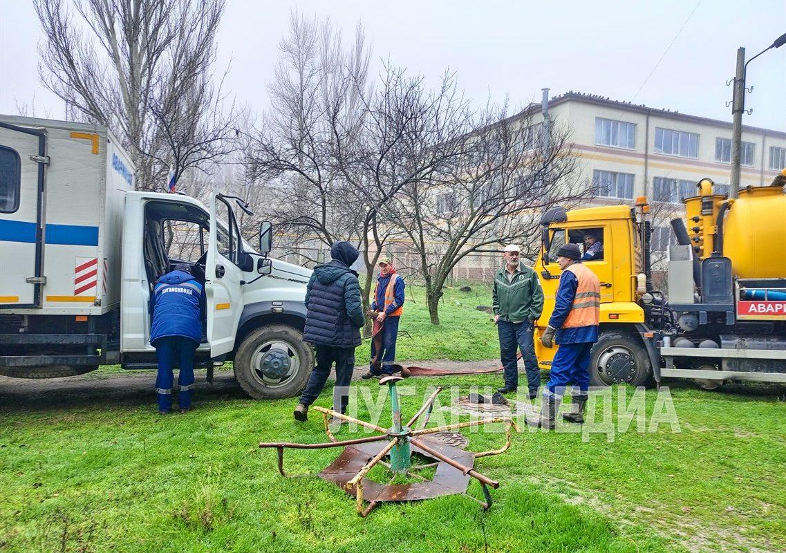 По поручению Главы ЛНР коммунальщики устранили забой канализации в многоквартирном доме