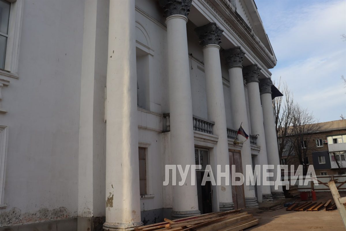 В клубе поселка Комсомольский Свердловского округа продолжается ремонт