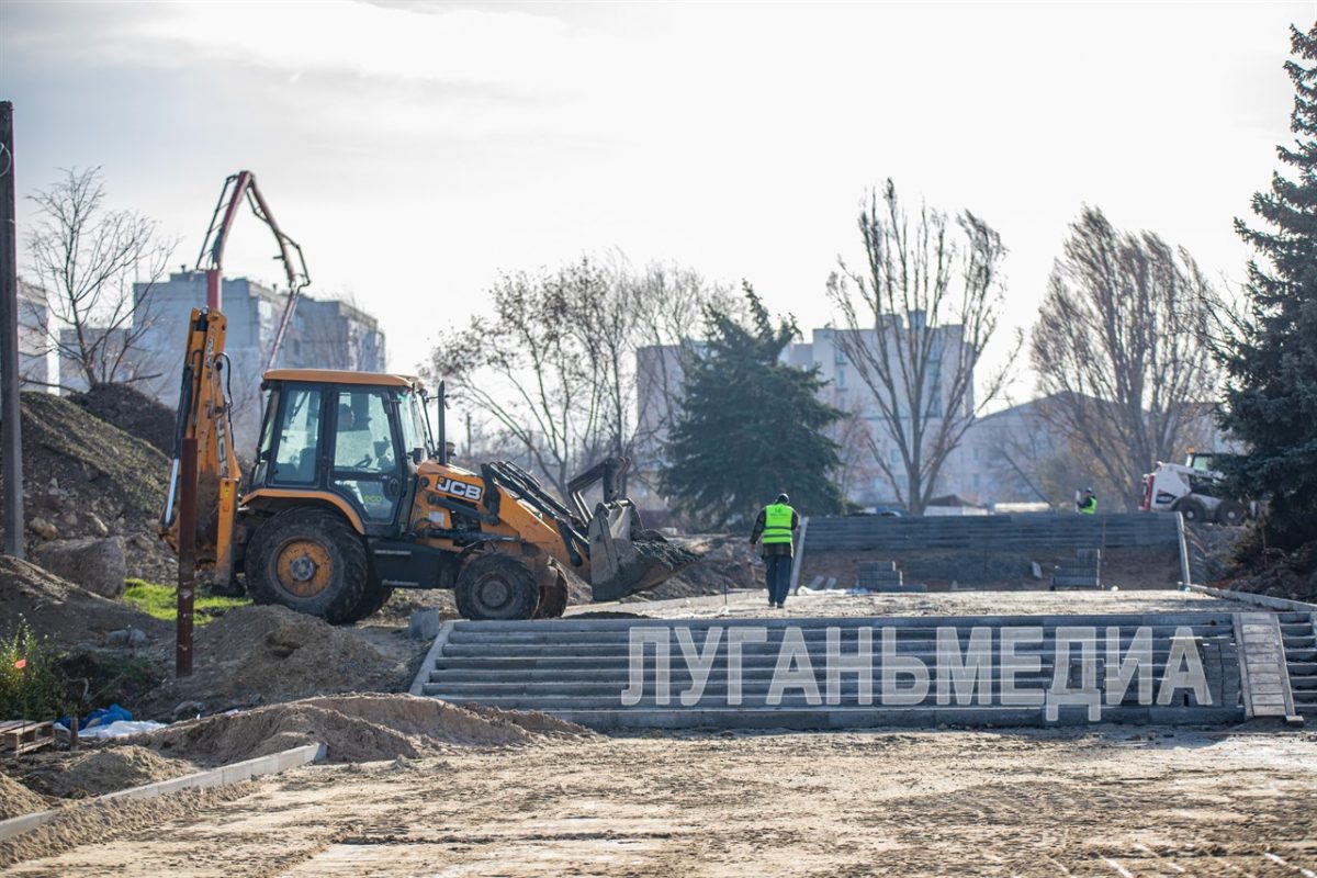 Яна Пащенко проверила ход реконструкции луганского парка «Дружба»