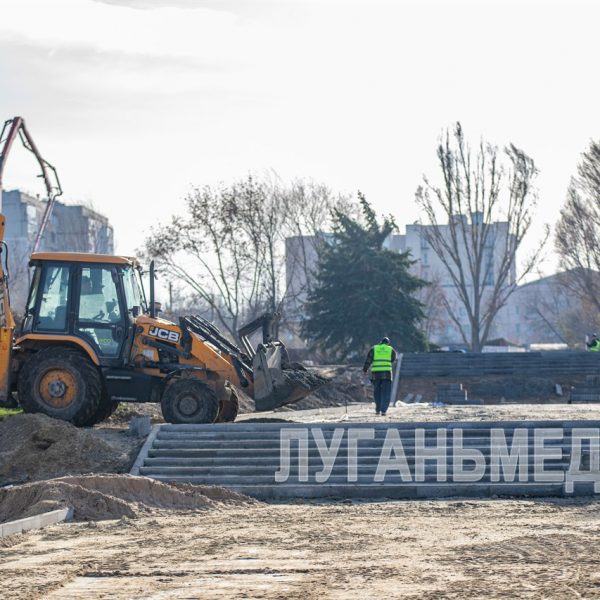 Яна Пащенко проверила ход реконструкции луганского парка «Дружба»