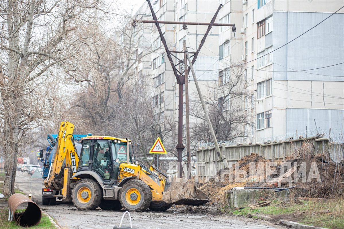 «Лугансквода» меняет аварийный участок водопровода в Луганске