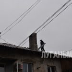 В Брянке продолжаются работы по ремонту кровель домов