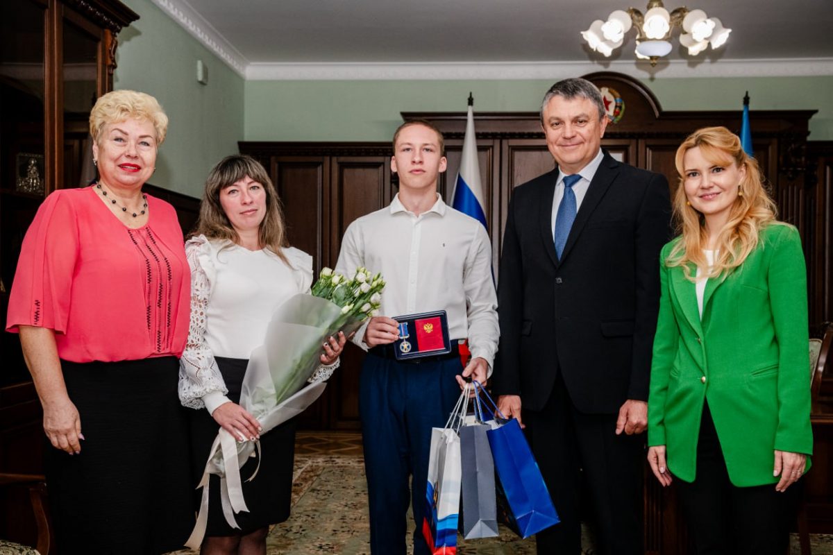 Леонид Пасечник, Дарья Лантратова и Ольга Бас вручили 17-летнему Игорю Заворотнюку памятную медаль Совета Федерации&hellip;