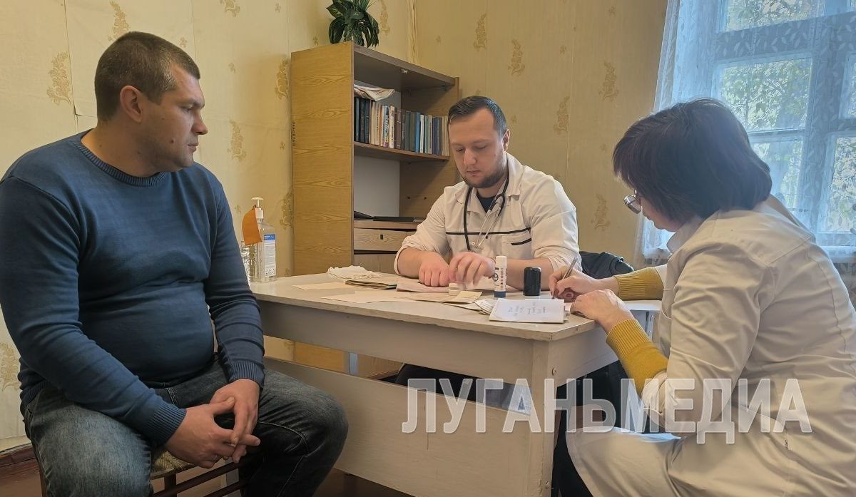 В пгт Червоногвардейское прошел мобильный выездной прием врачей Кировской ЦГМБ
