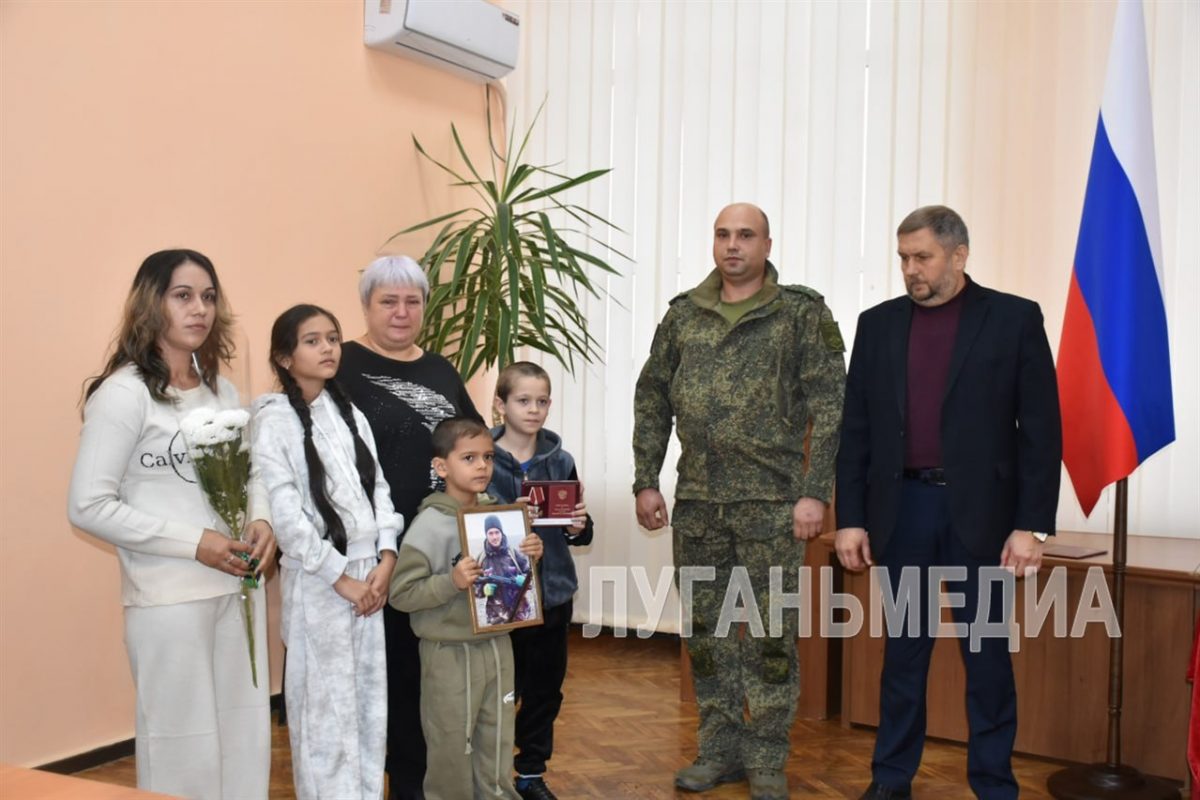 В Лутугино состоялась церемония вручения наград родственникам погибших защитников Отечества