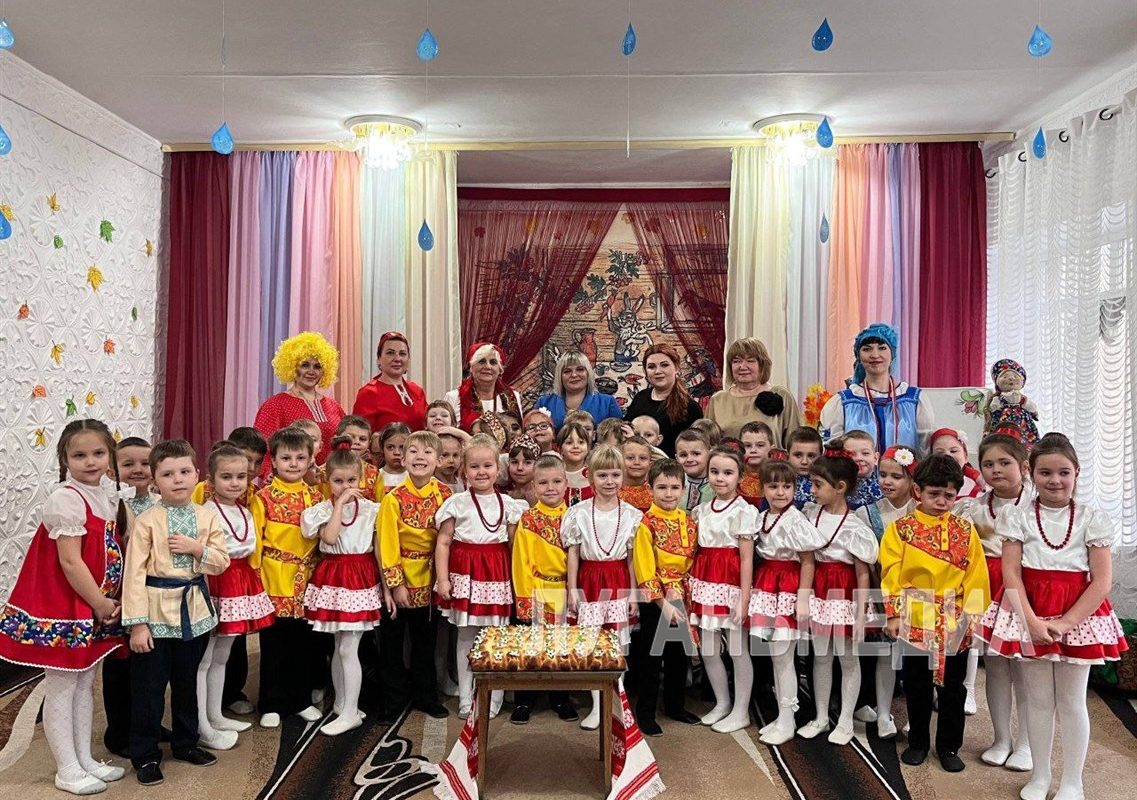 В детском саду Красного Луча прошел фольклорный праздник «Осенние посиделки с домовёнком Кузькой»
