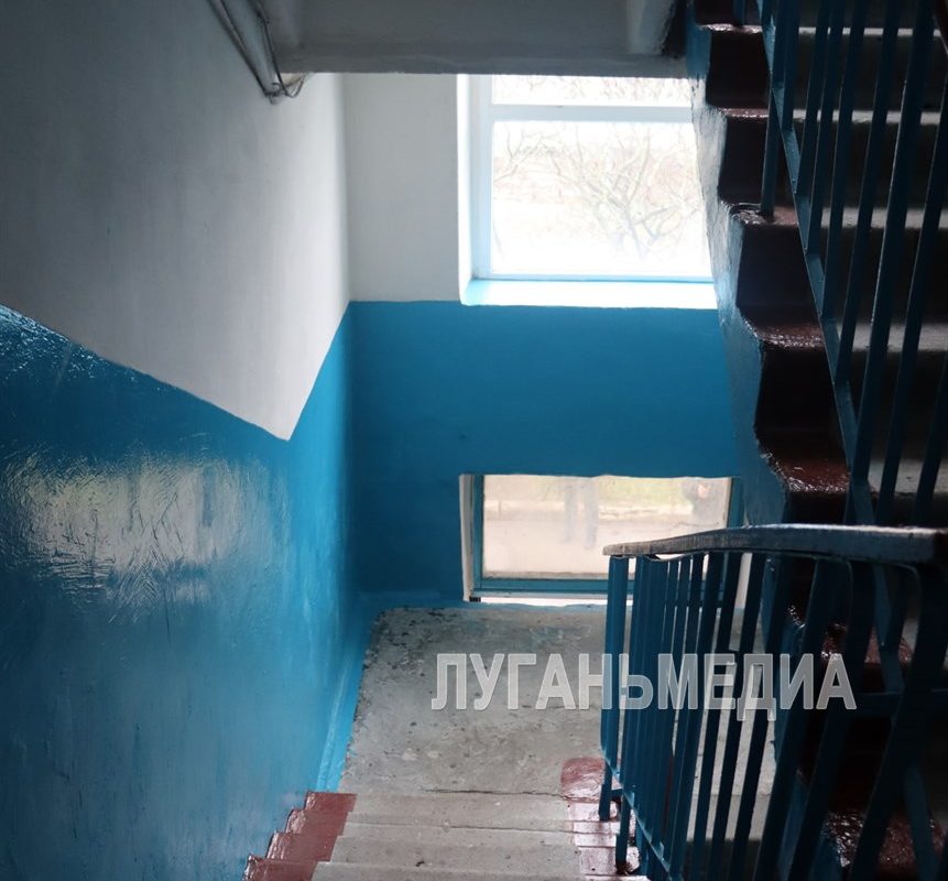 Фонд управления МКД ЛНР с августа ремонтирует подъезды в Свердловском округе