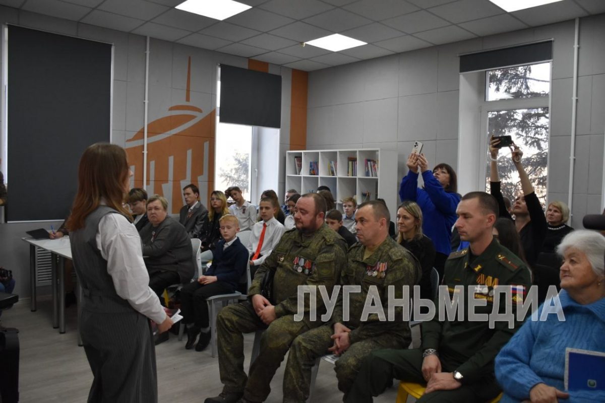 В Алчевске состоялся фестиваль авторских стихов под символичным названием «Мы будем помнить ваш подвиг вечно»