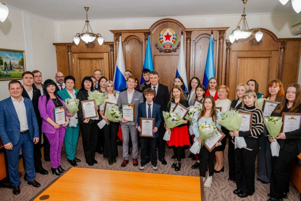 Леонид Пасечник вручил награды победителям третьего конкурса «Новая республика – руками молодежи»