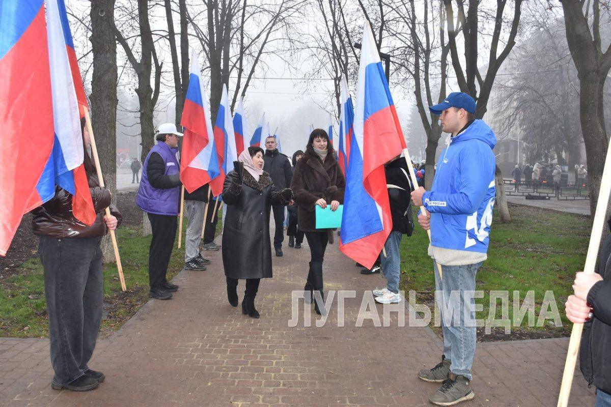 В Ровеньках завершено благоустройство центральной аллеи
