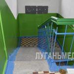 В Красном Луче ведется ремонт подъездов многоквартирных домов