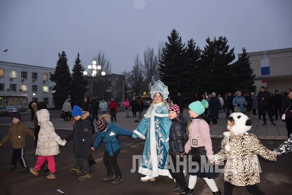 В Первомайске состоялось торжественное открытие главной новогодней елки муниципалитета
