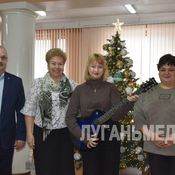 Cенатор РФ от ЛНР Ольга Бас исполнила желание Татьяны Разенко из Антрацита в рамках акции «Елка желаний»