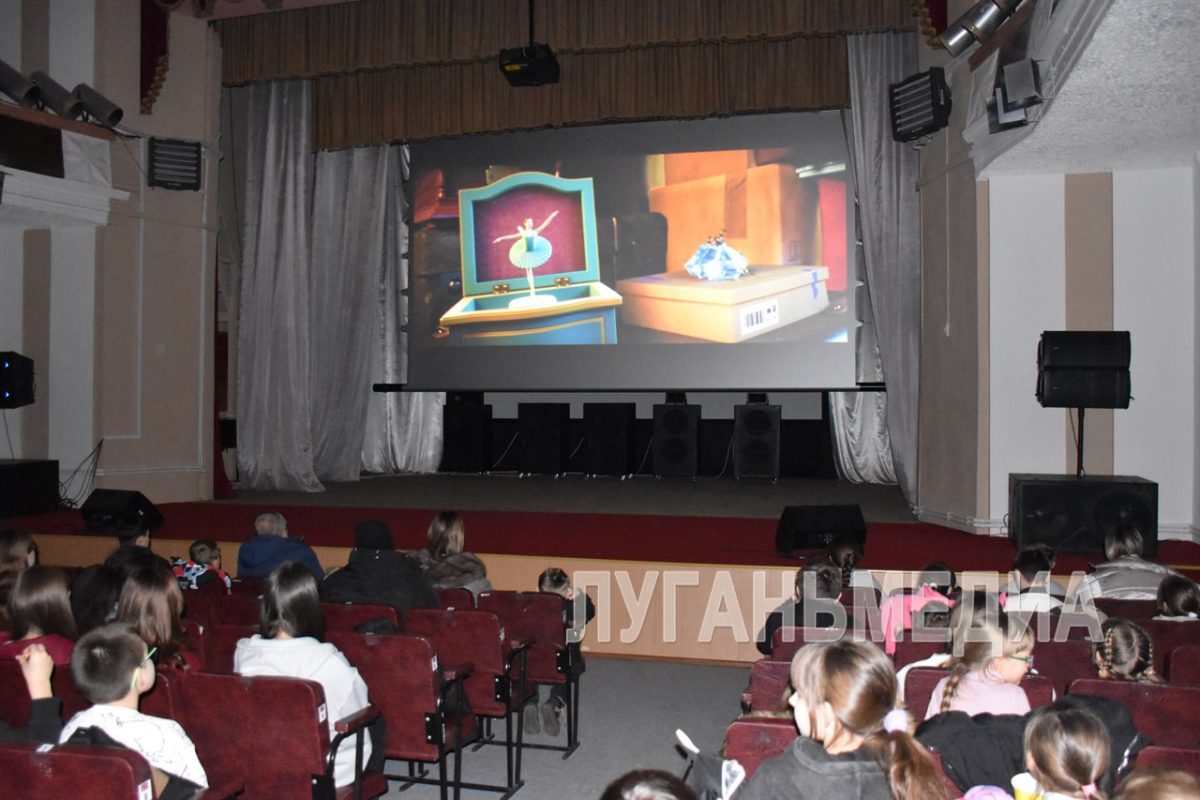 В Перевальском и Чернухинском дворцах культуры открылись современные кинотеатры