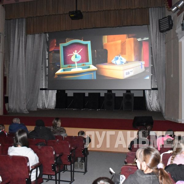 В Перевальском и Чернухинском дворцах культуры открылись современные кинотеатры