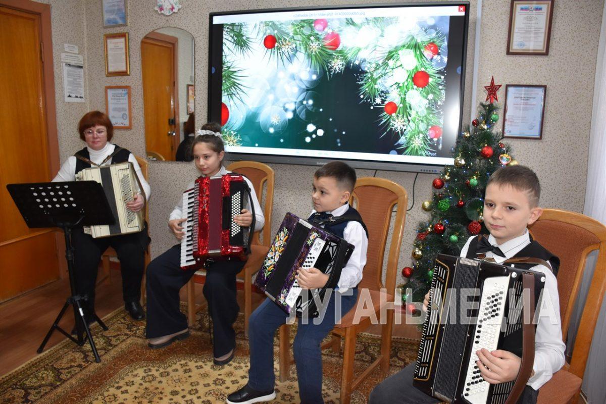 Учащиеся музыкального отделения Детской школы искусств Первомайска провели концерт «Зимнее волшебство»