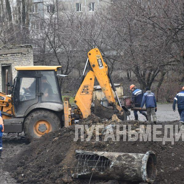Сотрудники Антрацитовского департамента ГУП ЛНР «Лугансквода» продолжают планомерную замену сетей