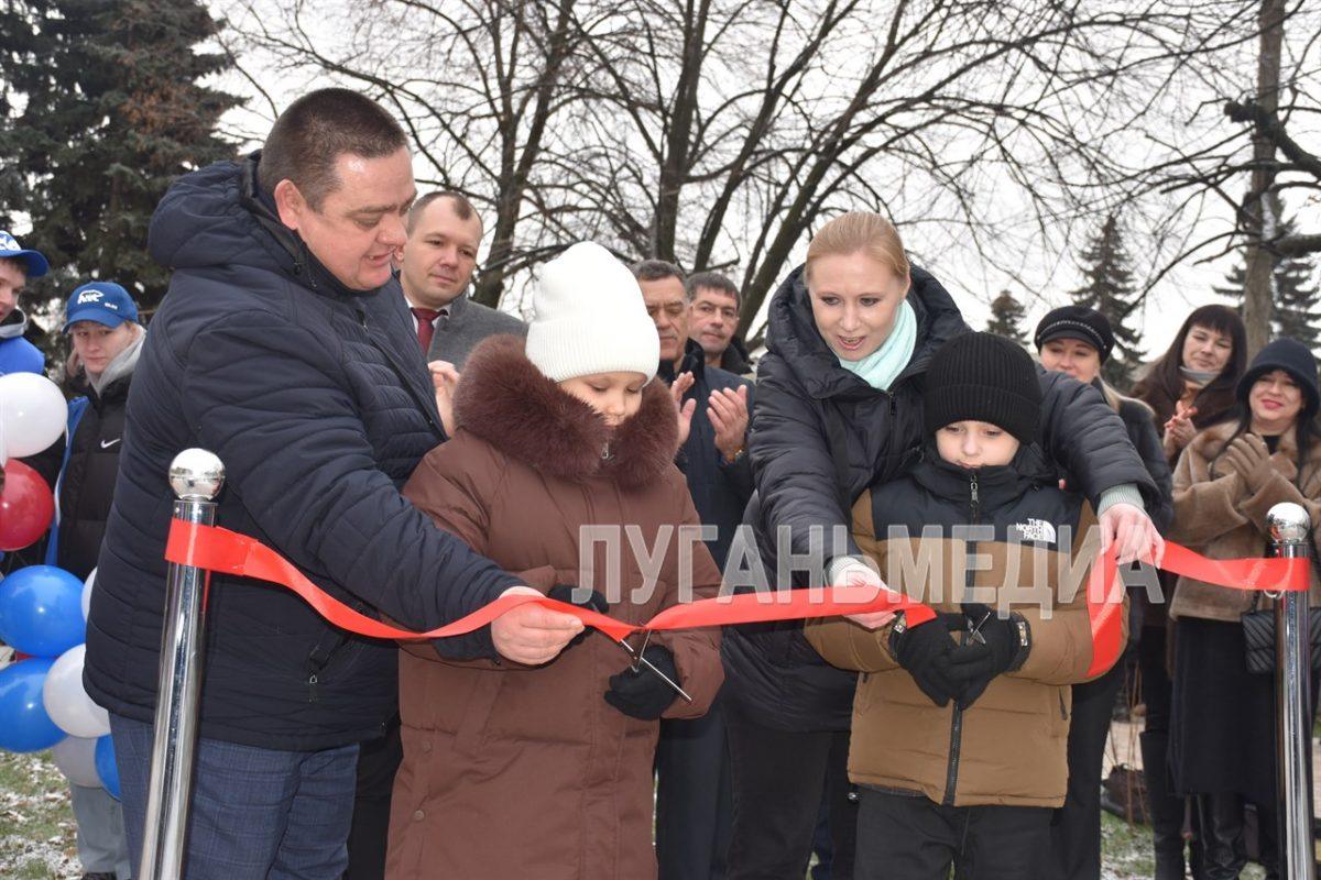 В Ровеньках торжественно открыли благоустроенную территорию проекта «Каштановая аллея