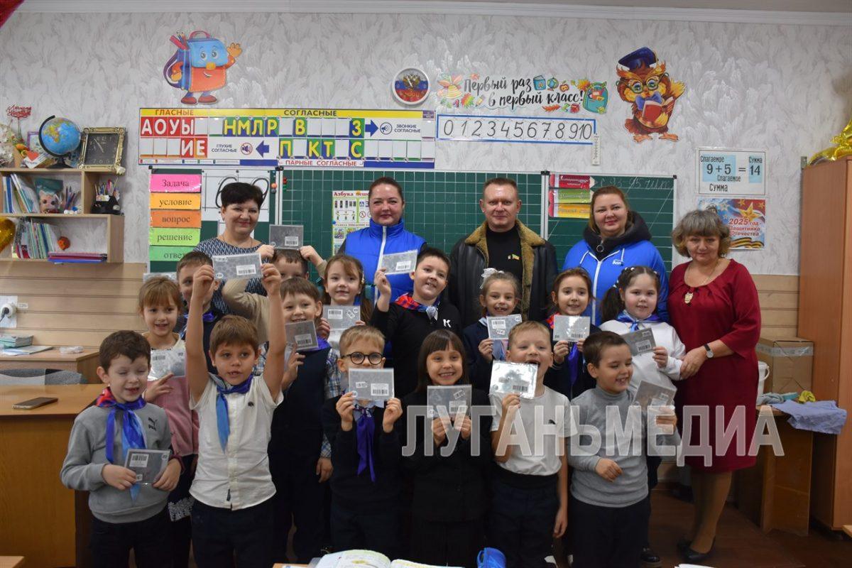 Школьникам Первомайска «Единороссы» раздали светоотражатели