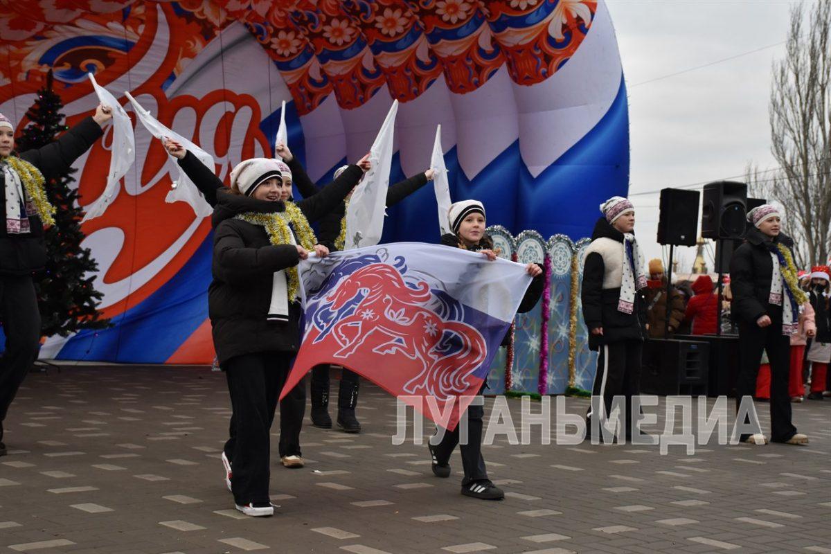 В Алчевске зажглась главная новогодняя елка города на обновленной площади Советской