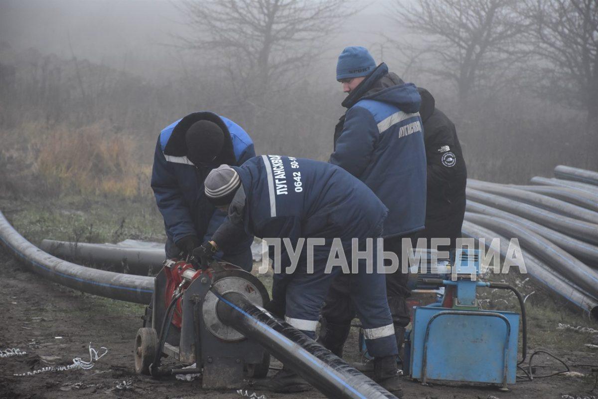 Специалисты Алчевского управления ГУП ЛНР «Лугансквода» проводят работы по замене аварийного участка трубопровода, который питает&hellip;