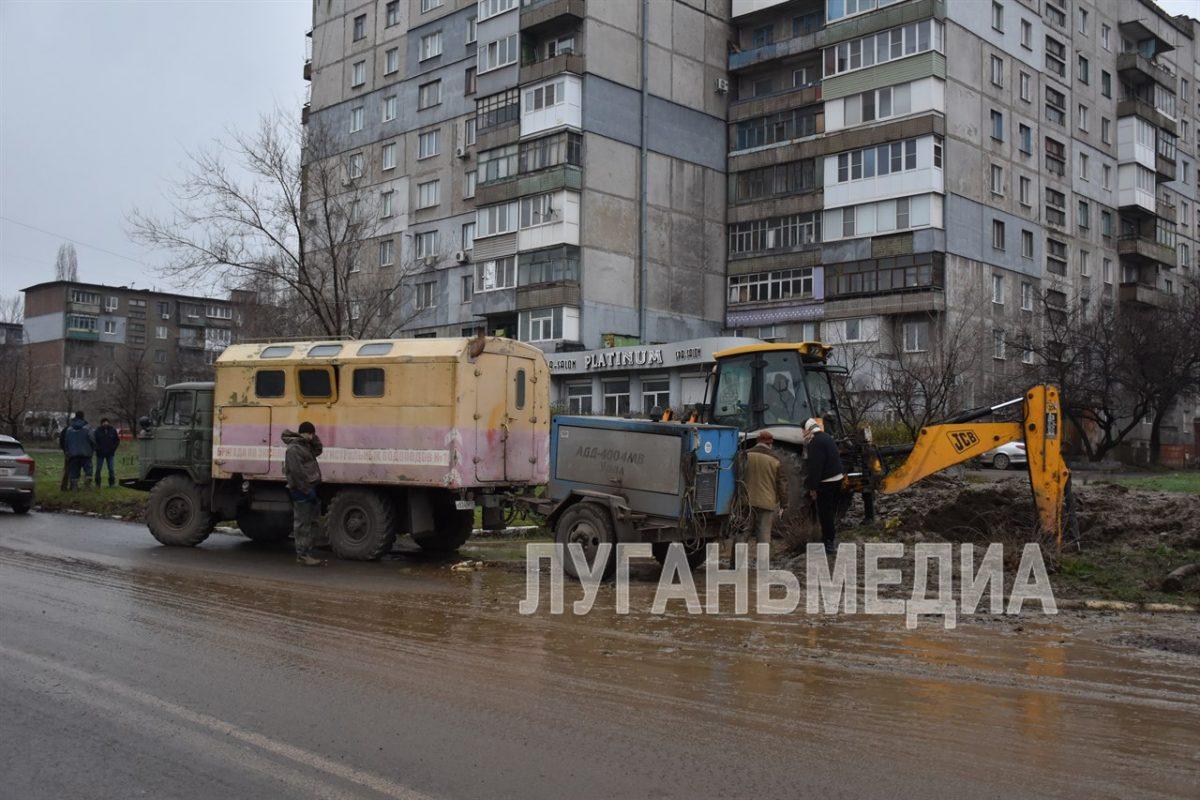 Специалисты ГУП ЛНР «Лугансквода» устраняют утечку на сетях водоснабжения в Алчевске