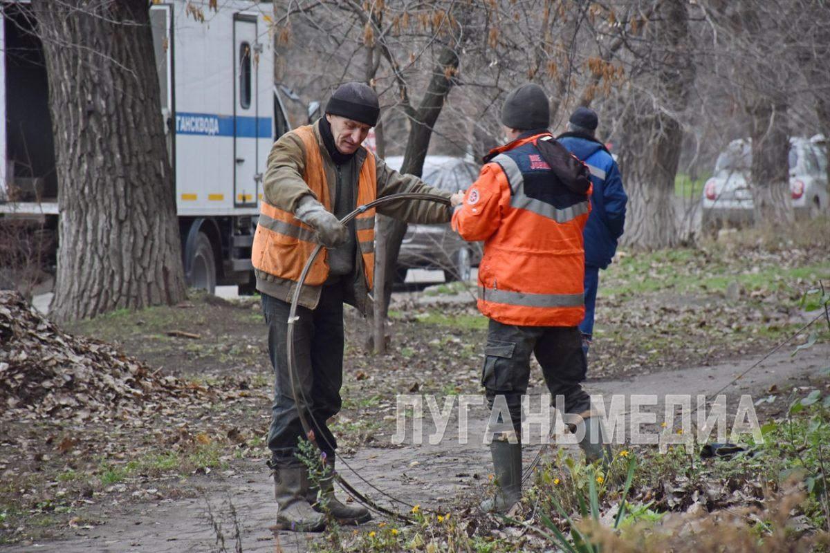 Сотрудники «Луганскводы» устранили забой канализации в коллекторе многоквартирного дома в Луганске