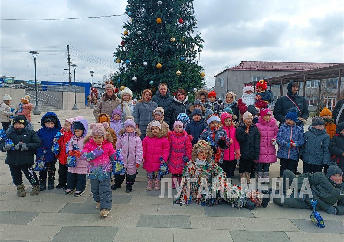 В Станице Луганской зажгла свои огни главная елка муниципалитета