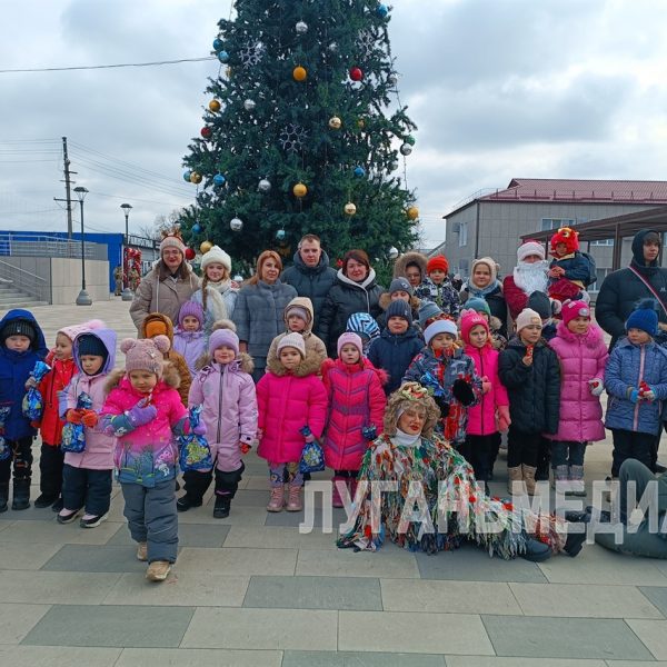 В Станице Луганской зажгла свои огни главная елка муниципалитета