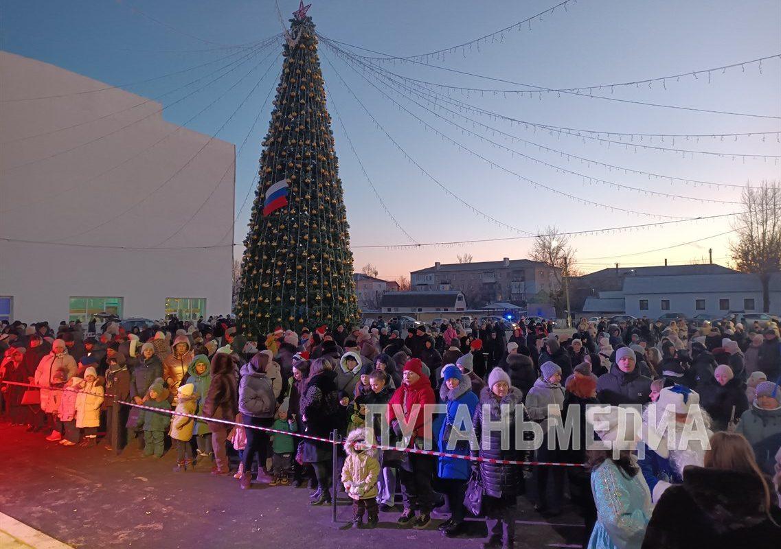 В Ровеньках состоялось открытие новогодней елки
