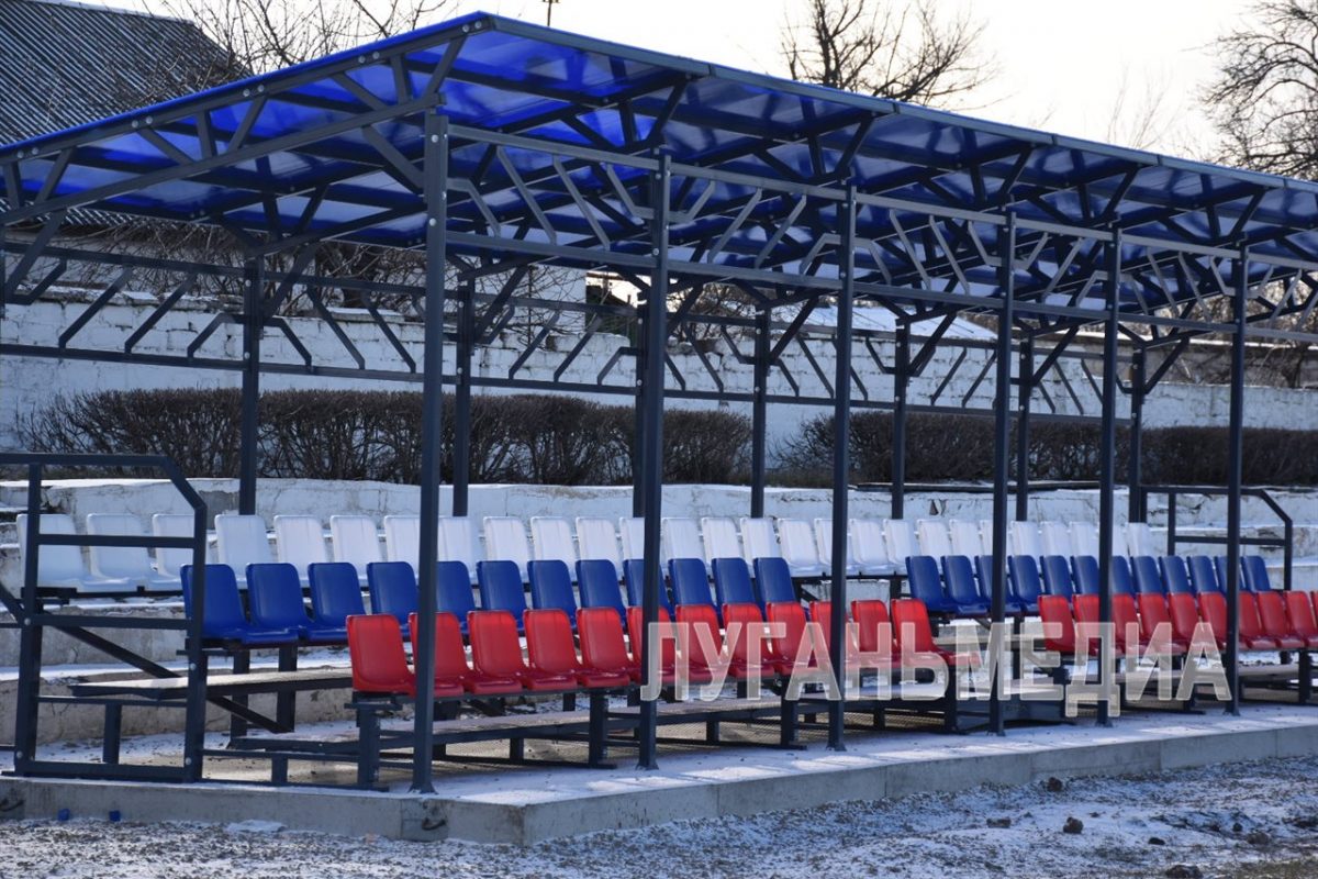На стадионе «Шахтер» В Перевальске установили новые трибуны