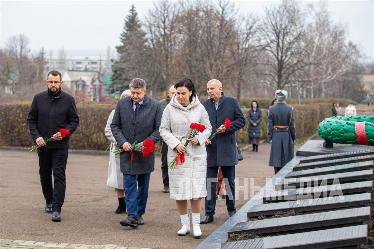В Луганске прошла церемония возложения цветов к братской могиле воинов, погибших при освобождении города