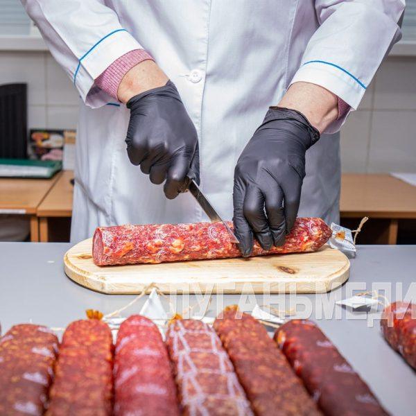 Ветеринары Луганска проводят контроль качества сырья на пищевых предприятиях города