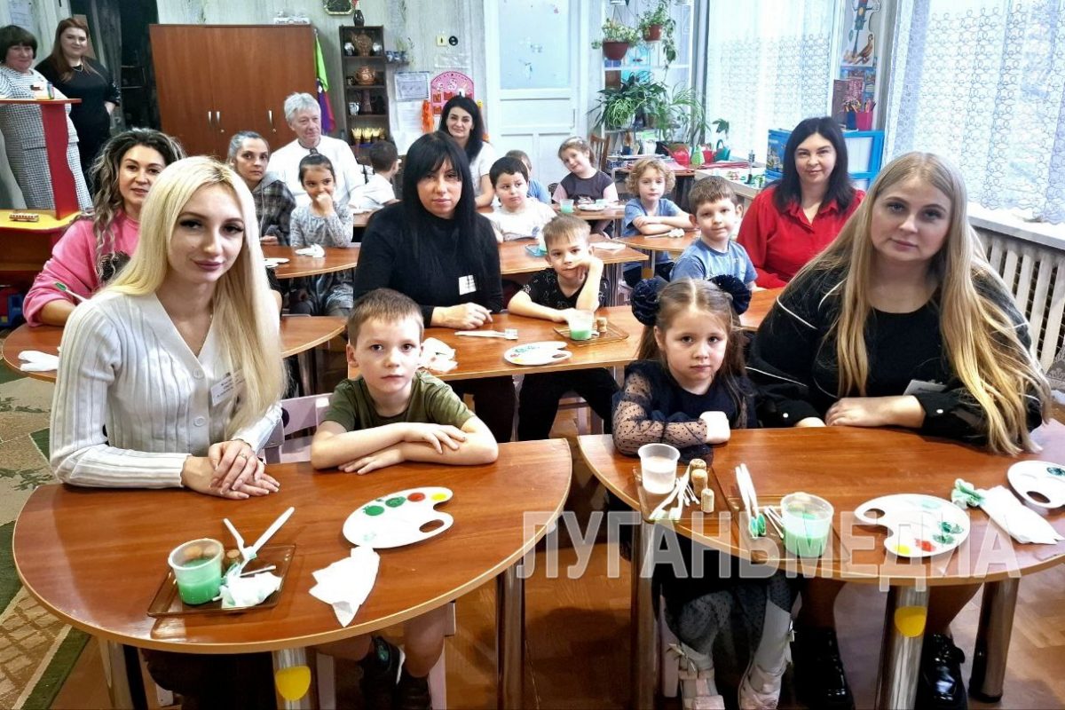 В Красном Луче родители дошколят попробовали себя в роли воспитателей