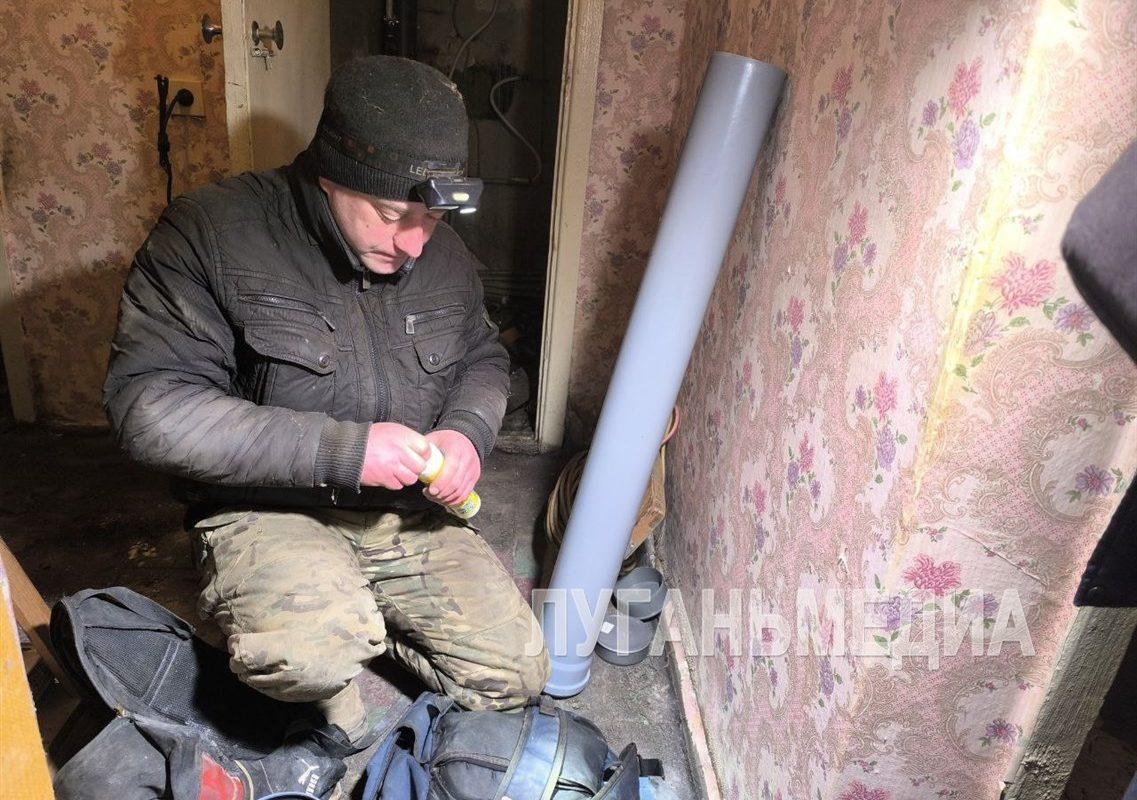 Специалисты Кировского филиала НКО «ЕРФУ МКД ЛНР» проводят текущий ремонт коммуникаций многоквартирных домов