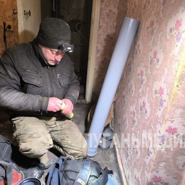 Специалисты Кировского филиала НКО «ЕРФУ МКД ЛНР» проводят текущий ремонт коммуникаций многоквартирных домов
