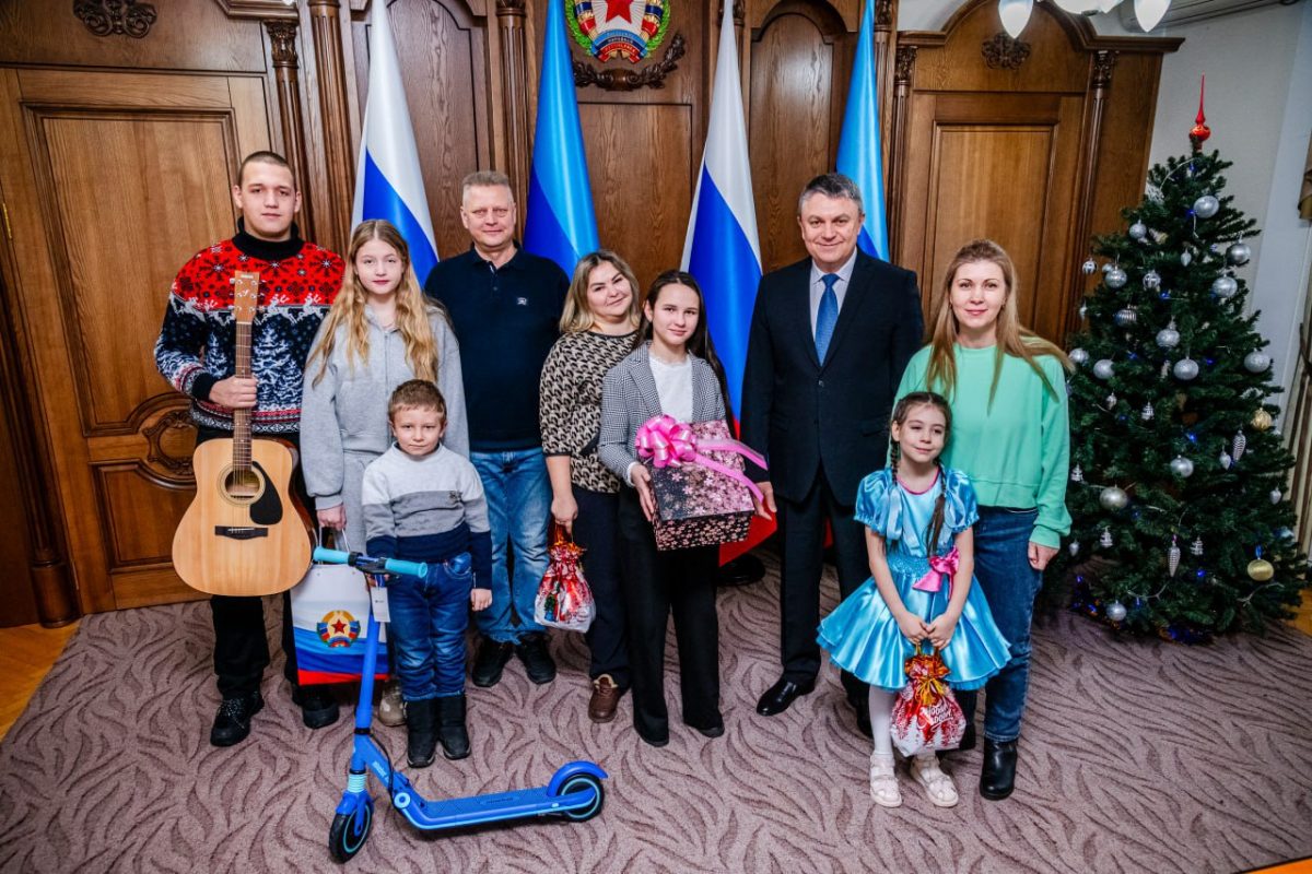 Леонид Пасечник: «В преддверии Нового года вручил подарки четырем юным жителям республики»